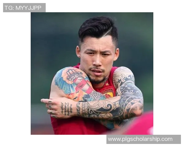 足球明星肋骨纹身图案女展现个性与魅力的完美结合