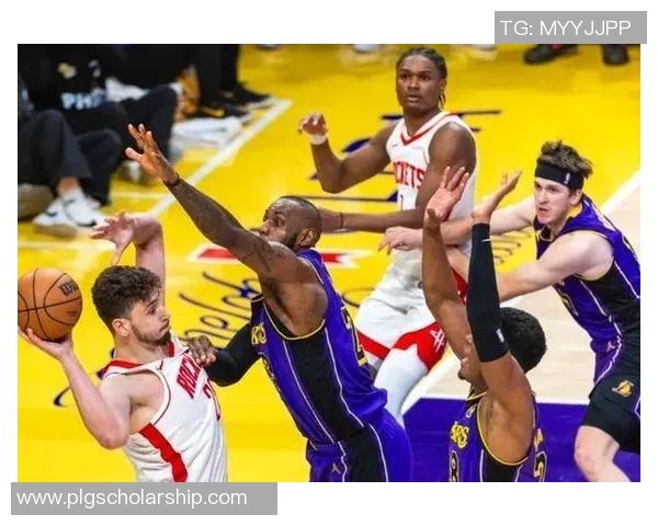 2017年12月21日火箭队与湖人队激战回顾精彩瞬间与球员表现分析